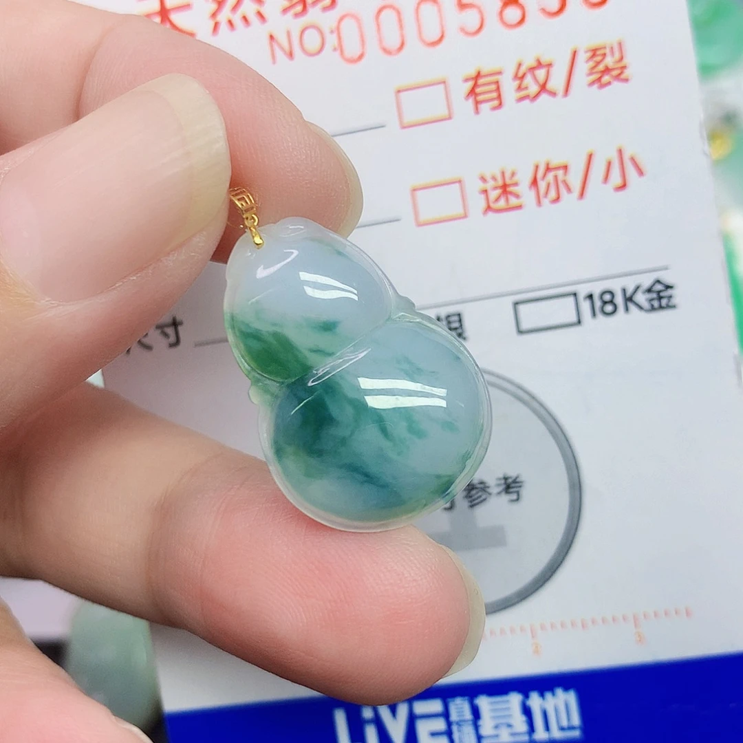 翡翠18K金镶嵌颈饰葫芦