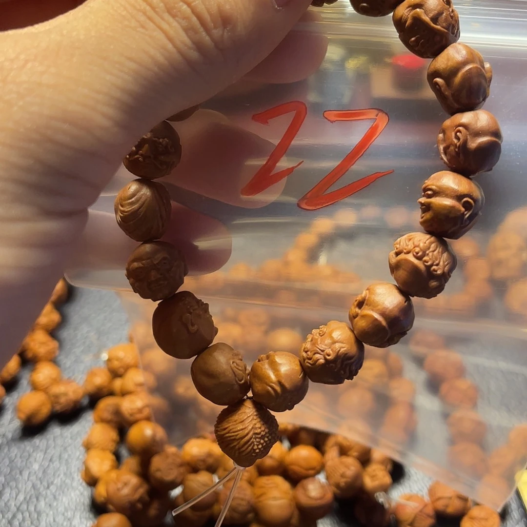 龙纹桃核雕刻瑕疵罗汉