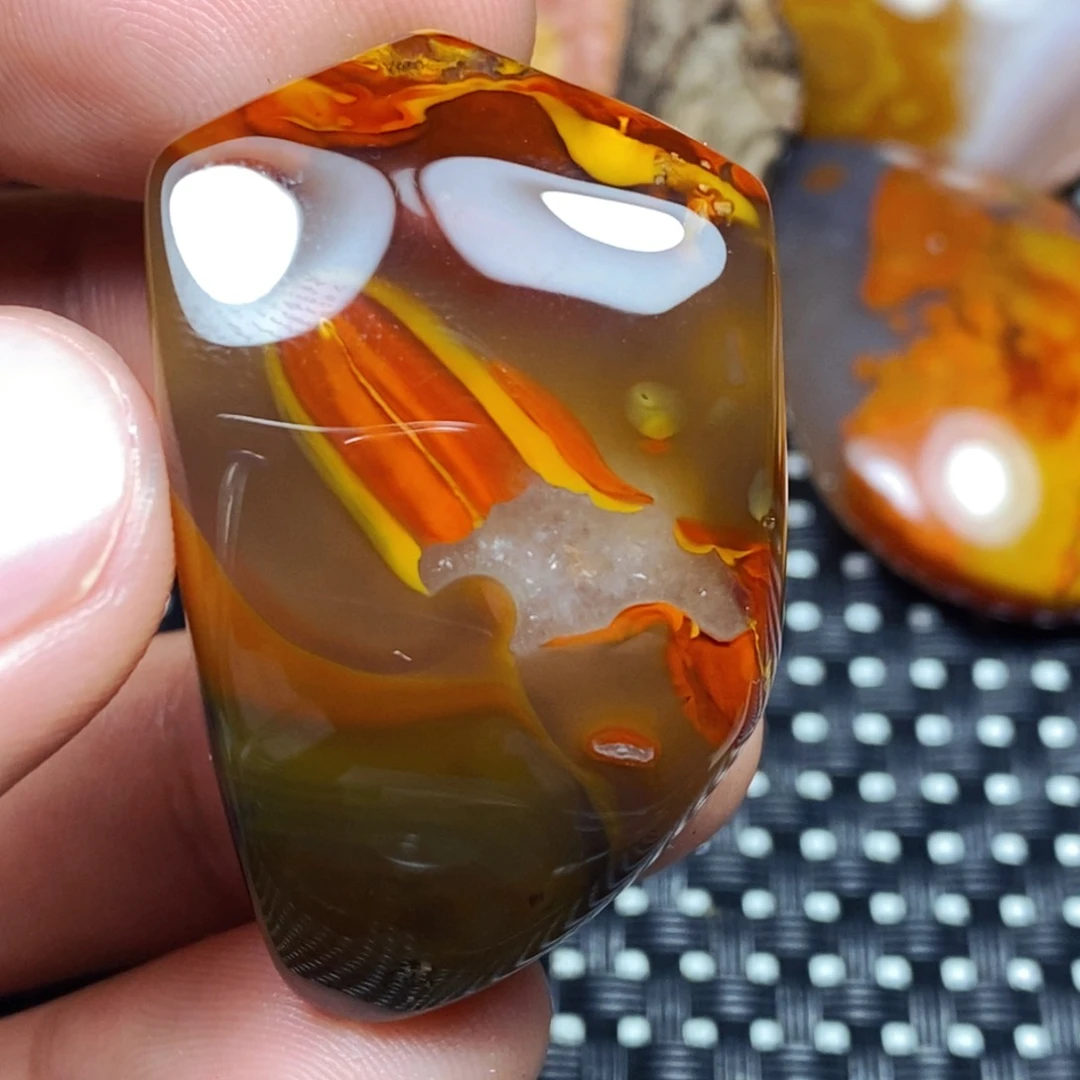 未镶嵌颈饰玛瑙/玉髓山*人