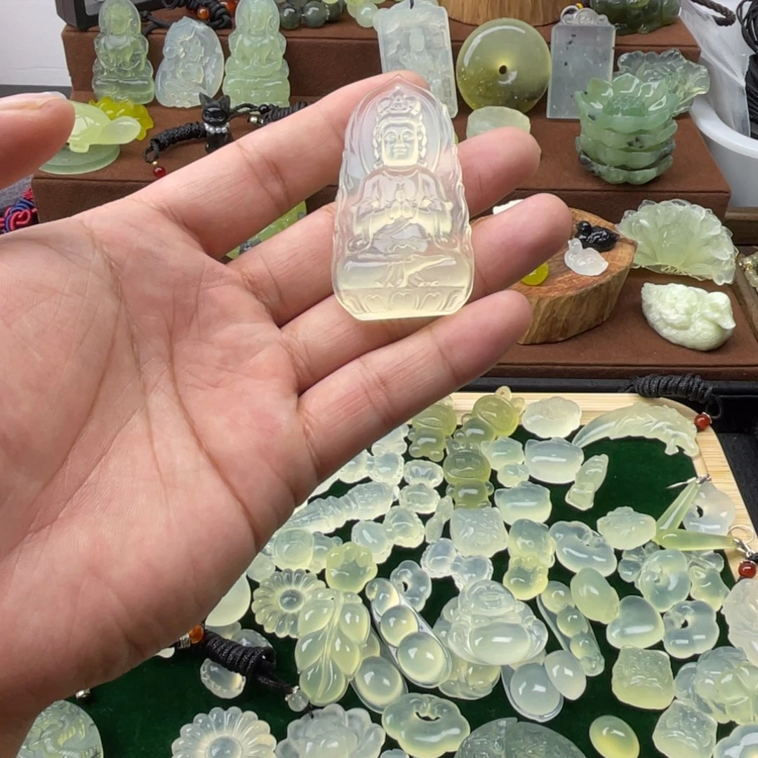 6***路未镶嵌蛇纹石玉颈饰
