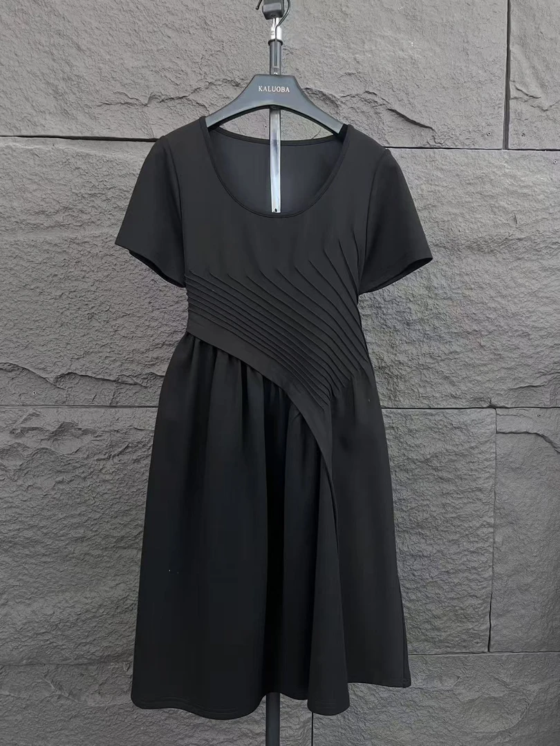 【原创大码设计师款女装】2025新款高级不规则压褶大码连衣裙K3074