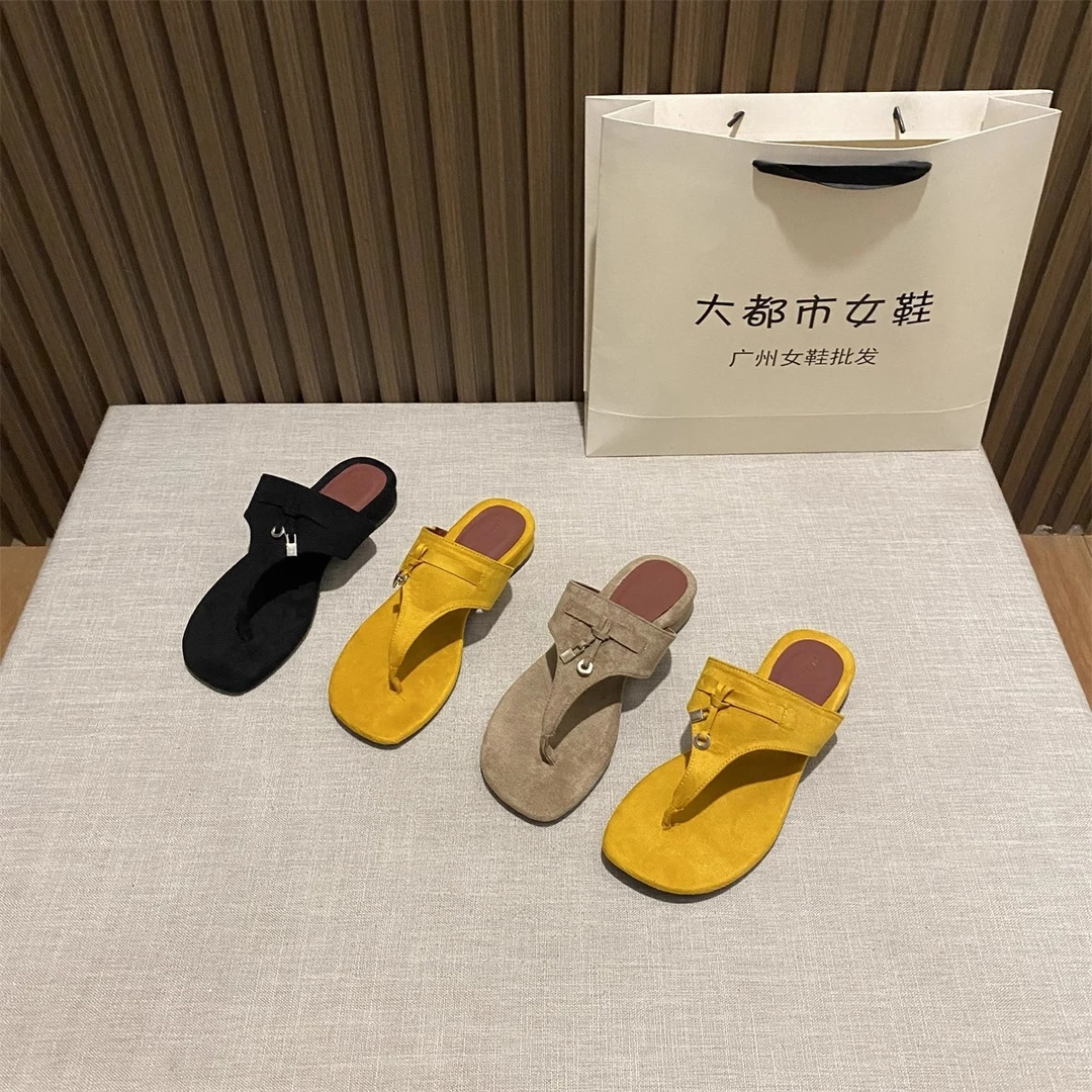 韩版复古方头流苏金属夹脚人字拖女2025新款粗跟软底外穿沙滩拖鞋