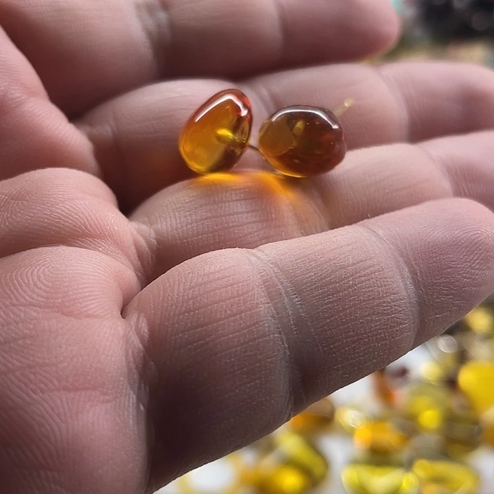 琥珀未镶嵌裸石耳钉
