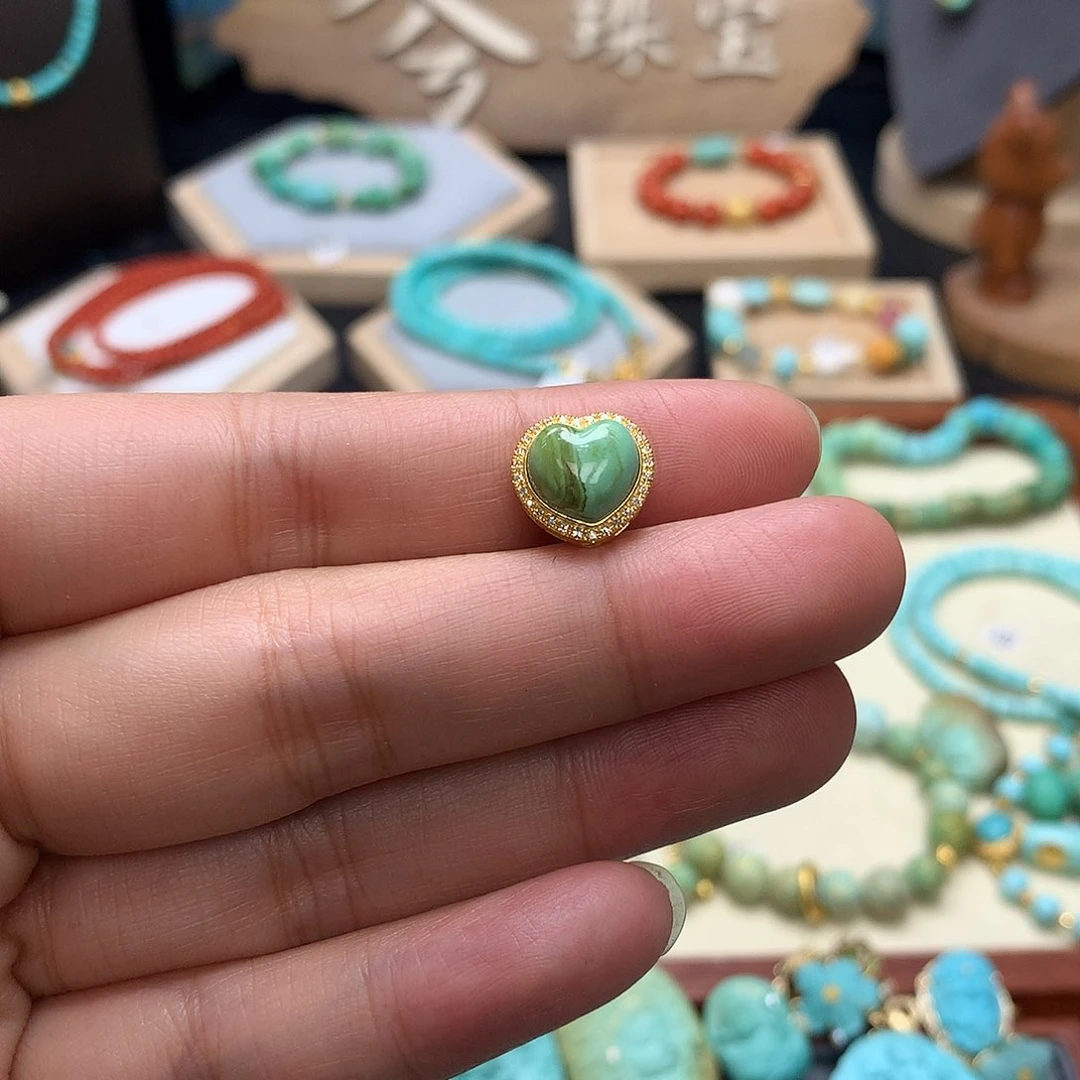 绿松石挂件18K金镶嵌阿**?