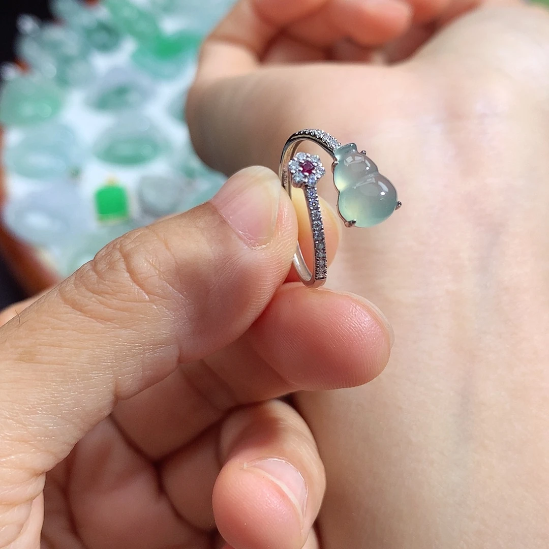 翡翠未镶嵌颈饰戒指