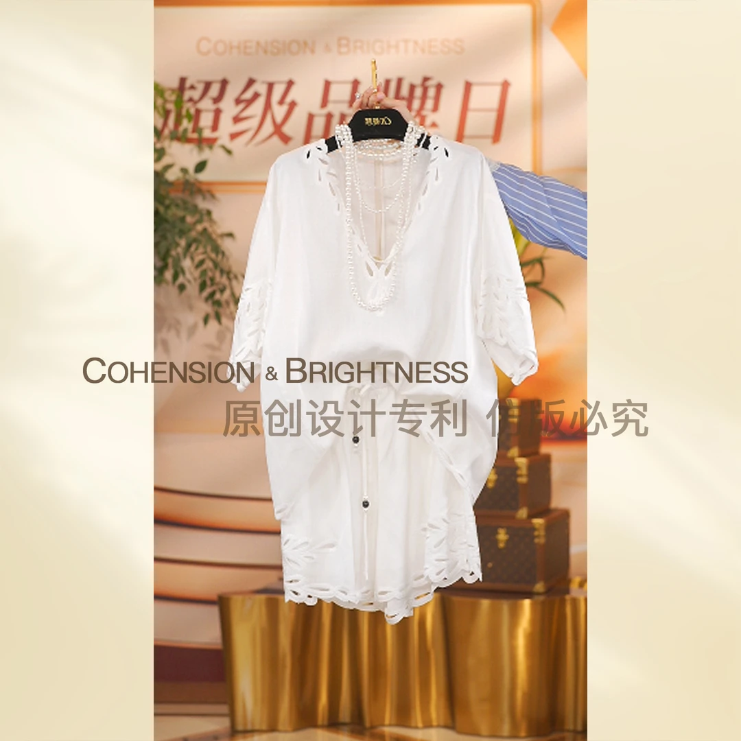 凝慧真的好【小漫春曲】夏季V领简约镂空勾花上衣+时尚短裤TR218