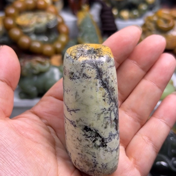 未镶嵌岫岩河磨玉（透闪石质玉）把件