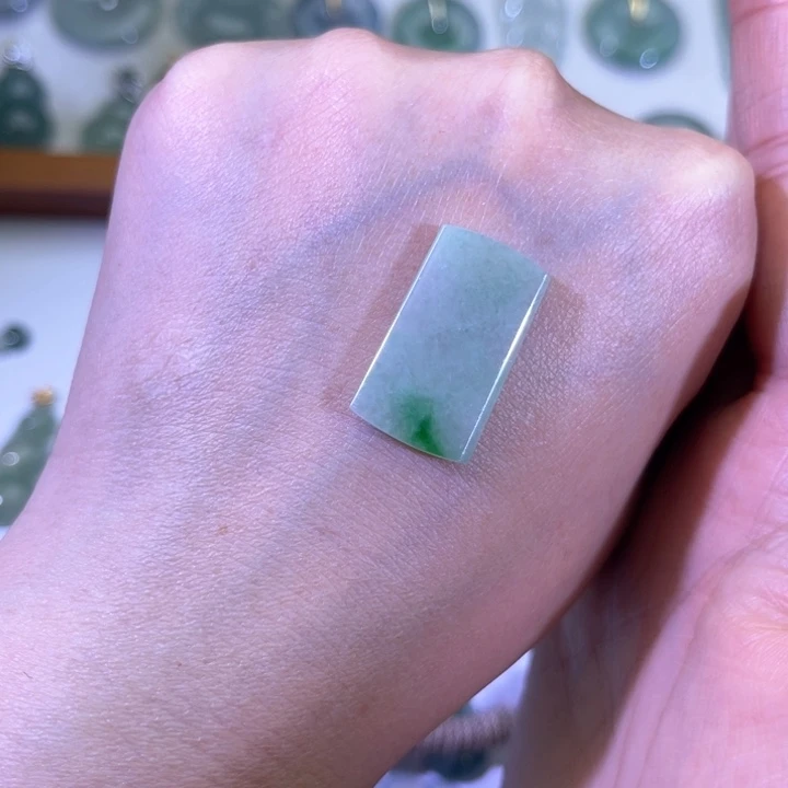 翡翠颈饰未镶嵌无事牌