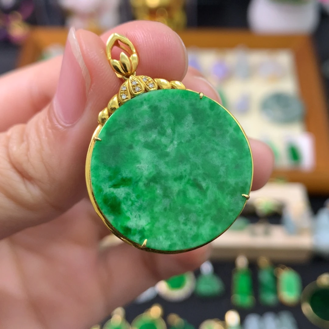 翡翠18K金镶嵌颈饰无事牌