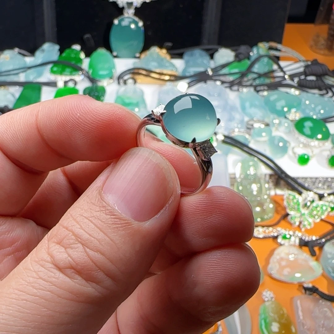 翡翠18K金镶嵌戒指天空蓝戒指