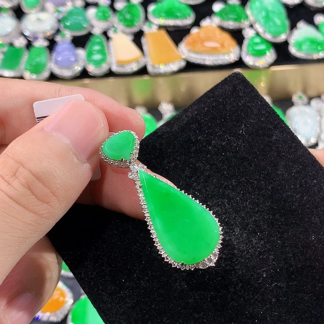 翡翠18K金镶嵌颈饰