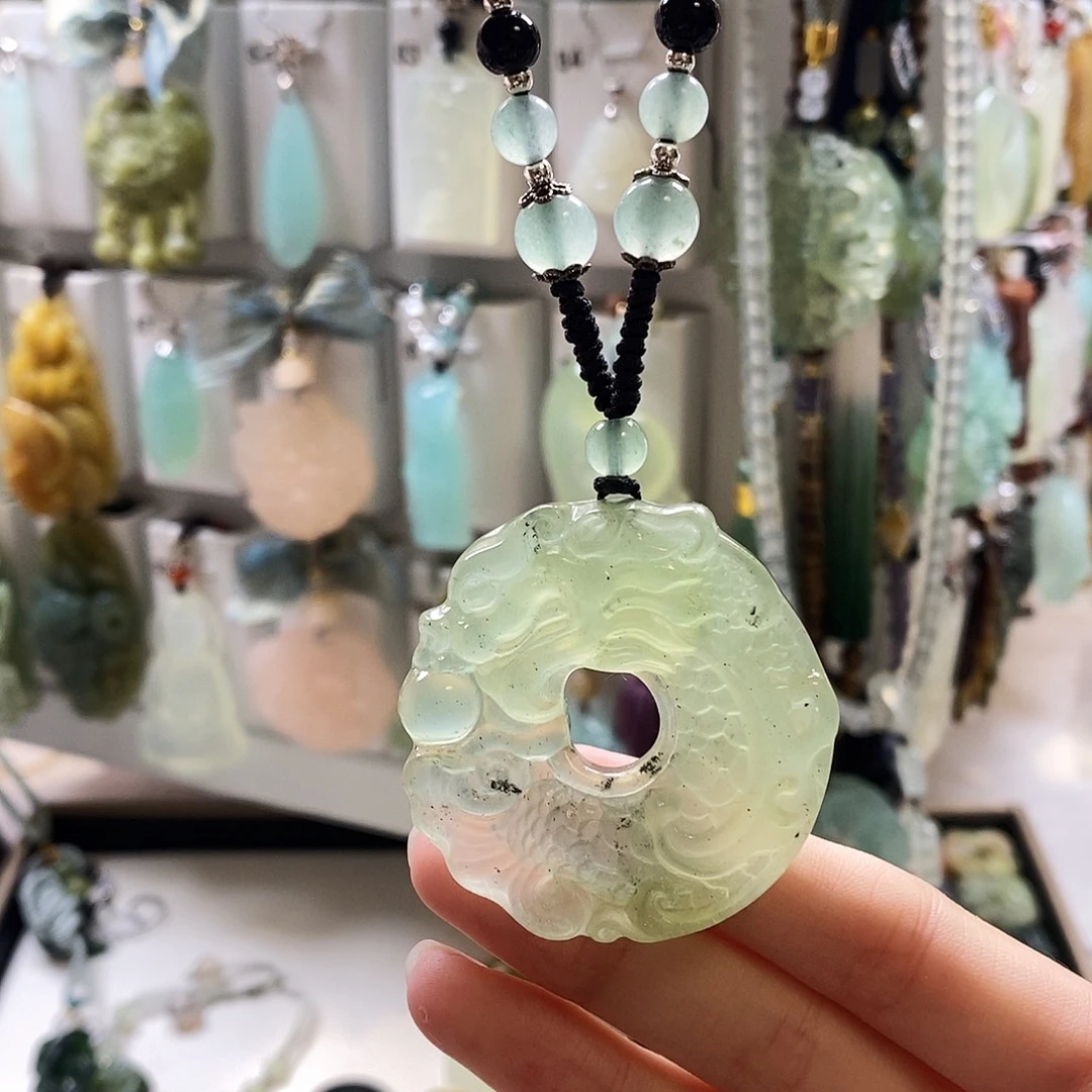 蛇纹石玉未镶嵌颈饰