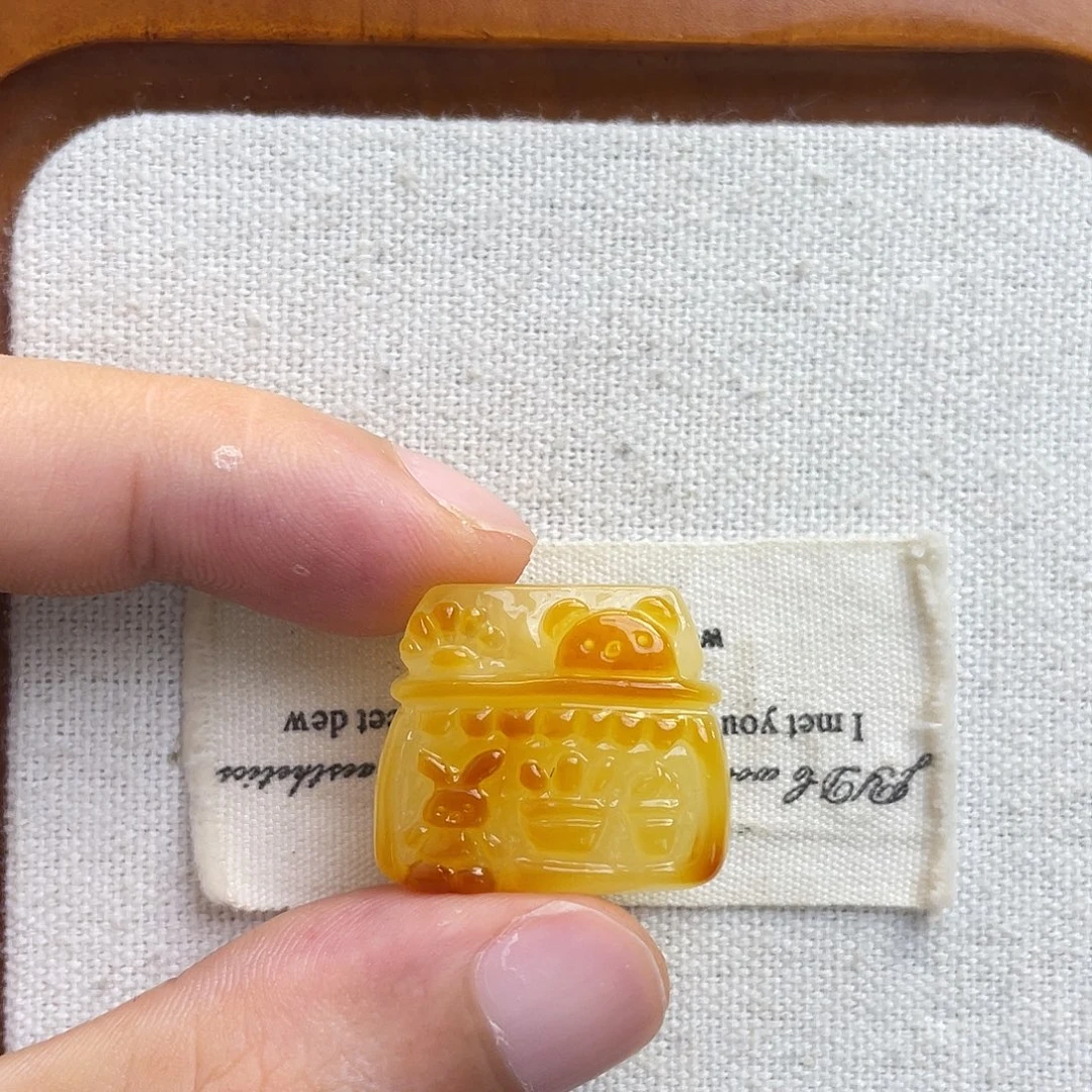 裸石琥珀未镶嵌蛋糕房