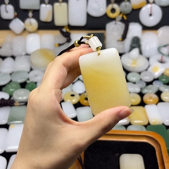 一***一石英质玉未镶嵌颈饰