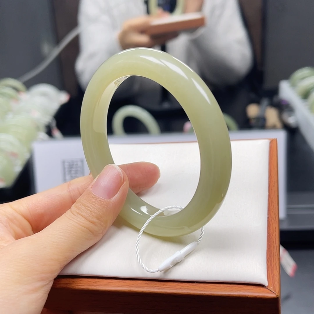 和田玉未镶嵌手镯