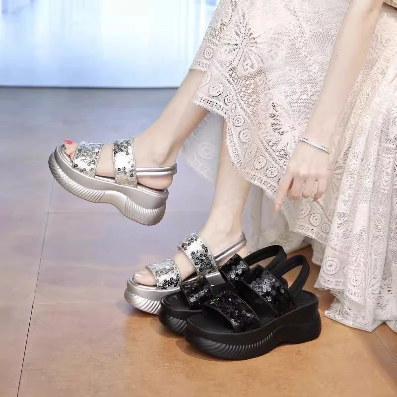 凉鞋女夏季外穿2025新款坡跟不累脚松糕厚底小个子增高亮片罗马鞋