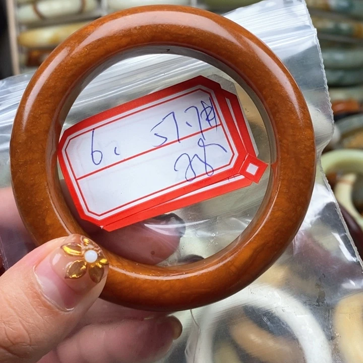 未镶嵌蛇纹石玉颈饰钱****?