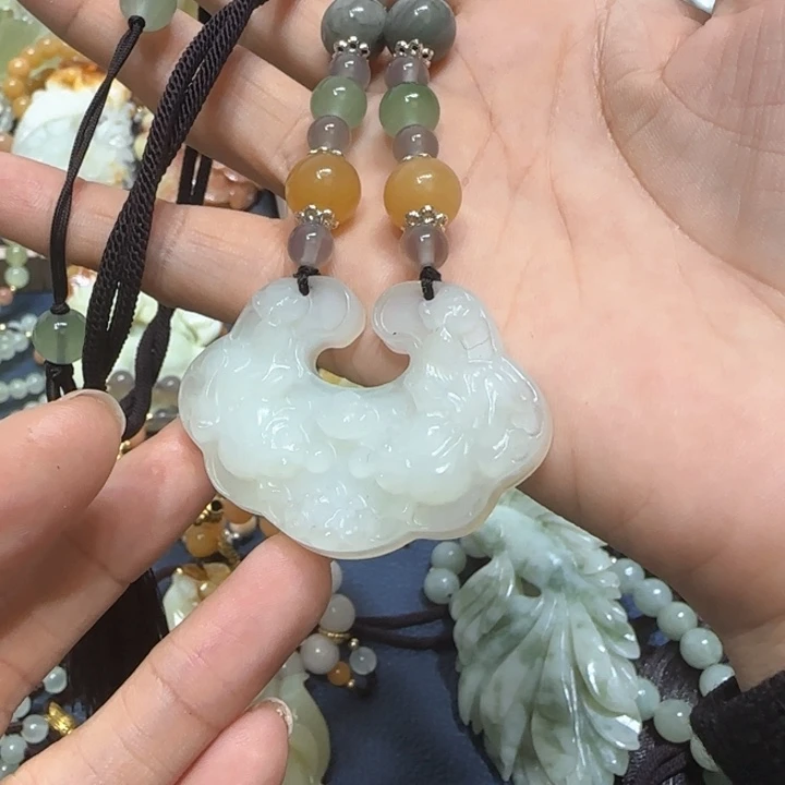 蛇纹石玉吊坠合金