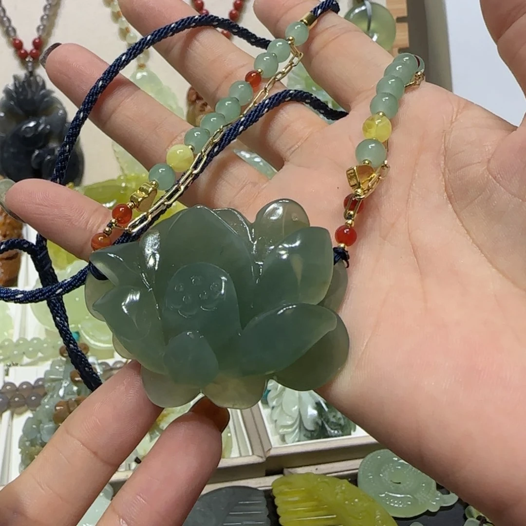 未镶嵌蛇纹石玉吊坠