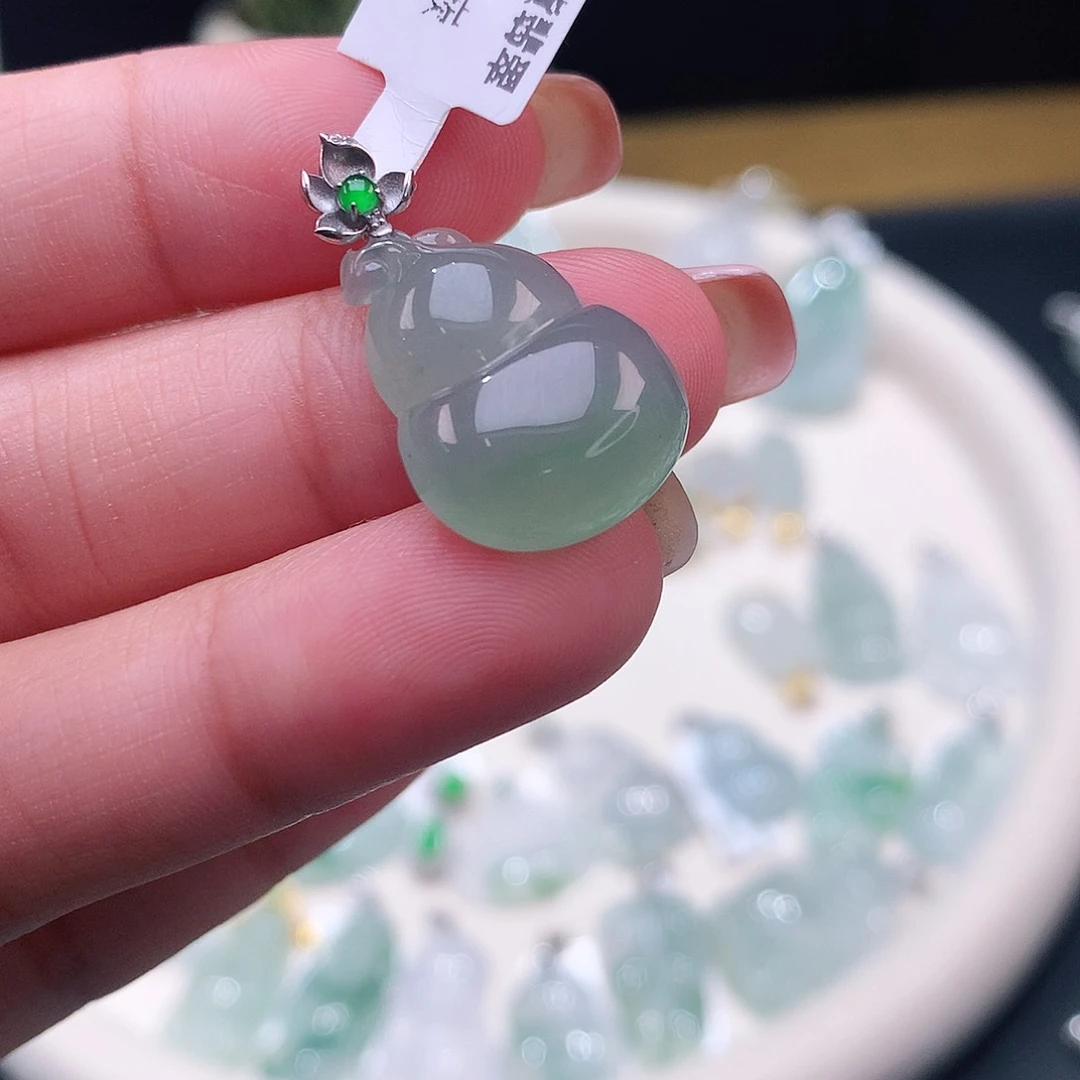 颈饰18K金镶嵌翡翠葫芦