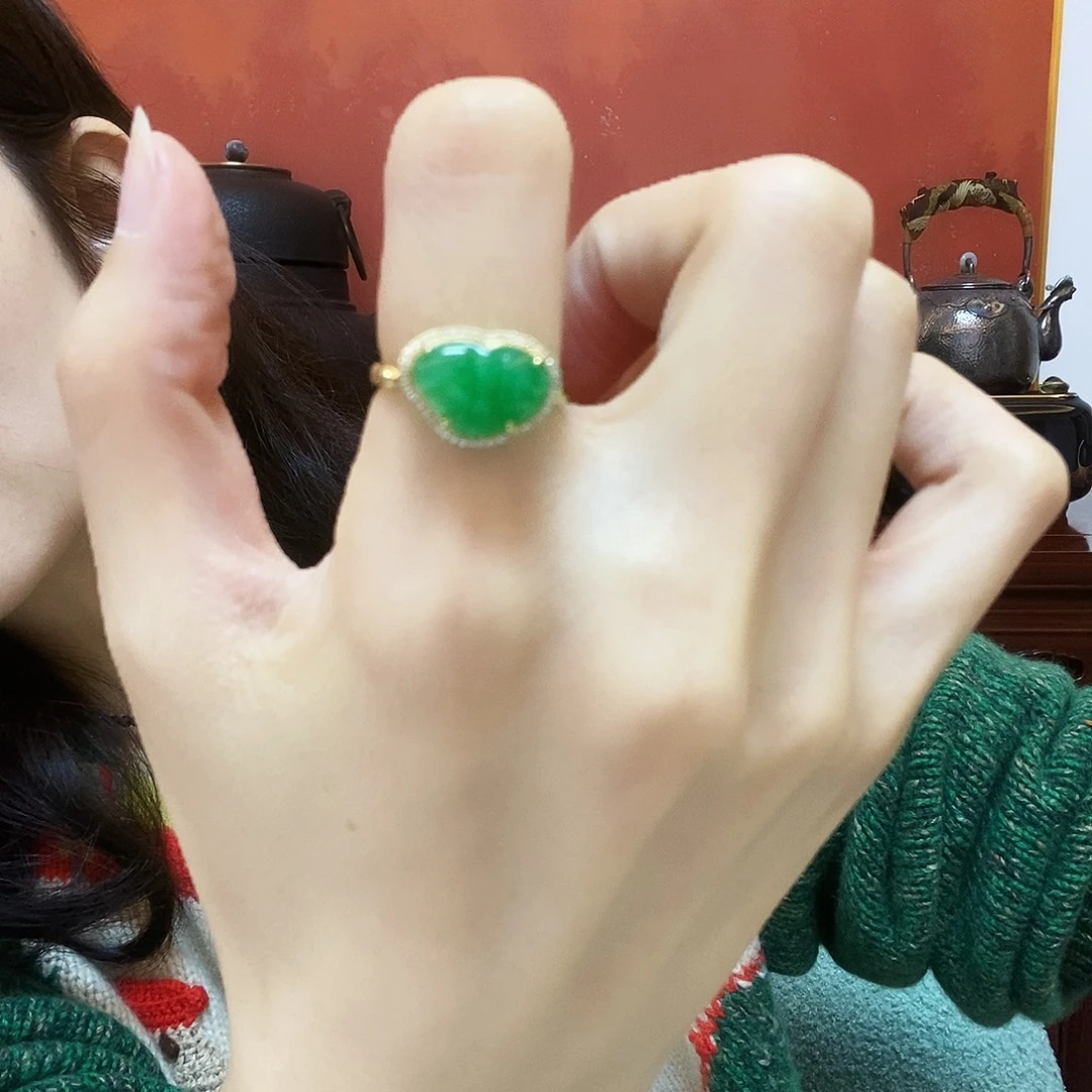 翡翠18K金镶嵌戒指简单