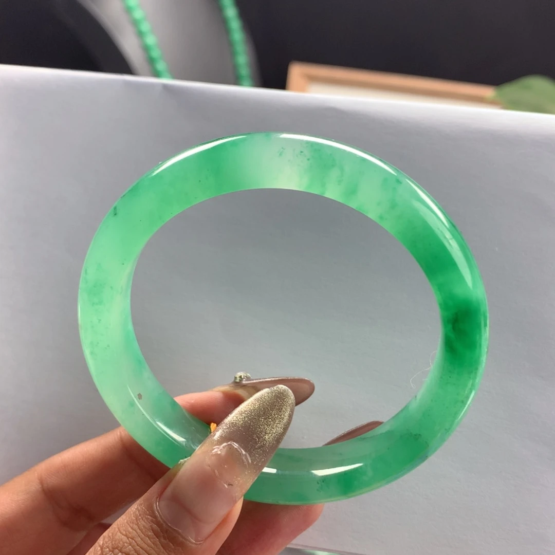 石英质玉手镯未镶嵌凤**下