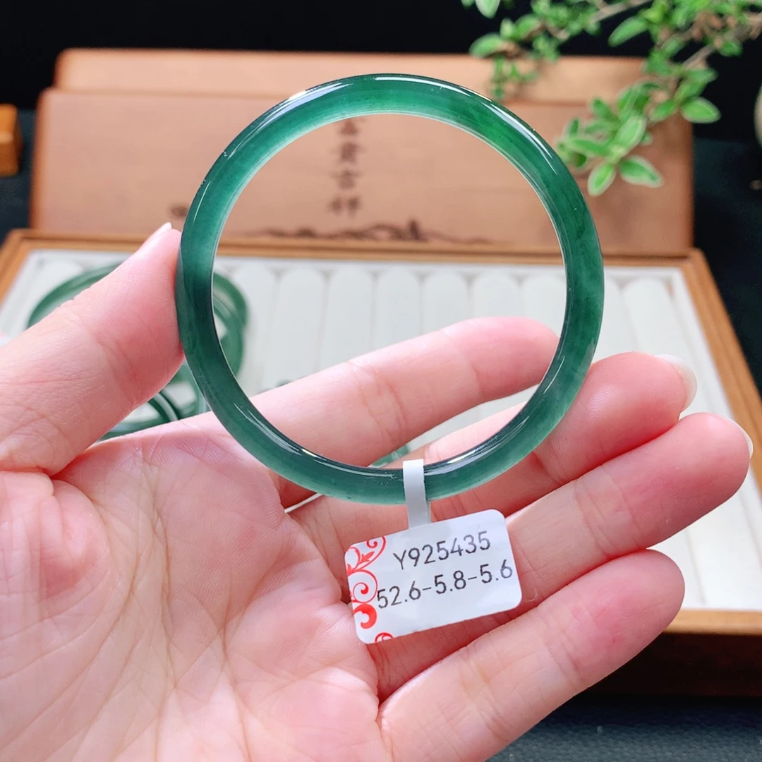 翡翠未镶嵌手镯（圆镯）