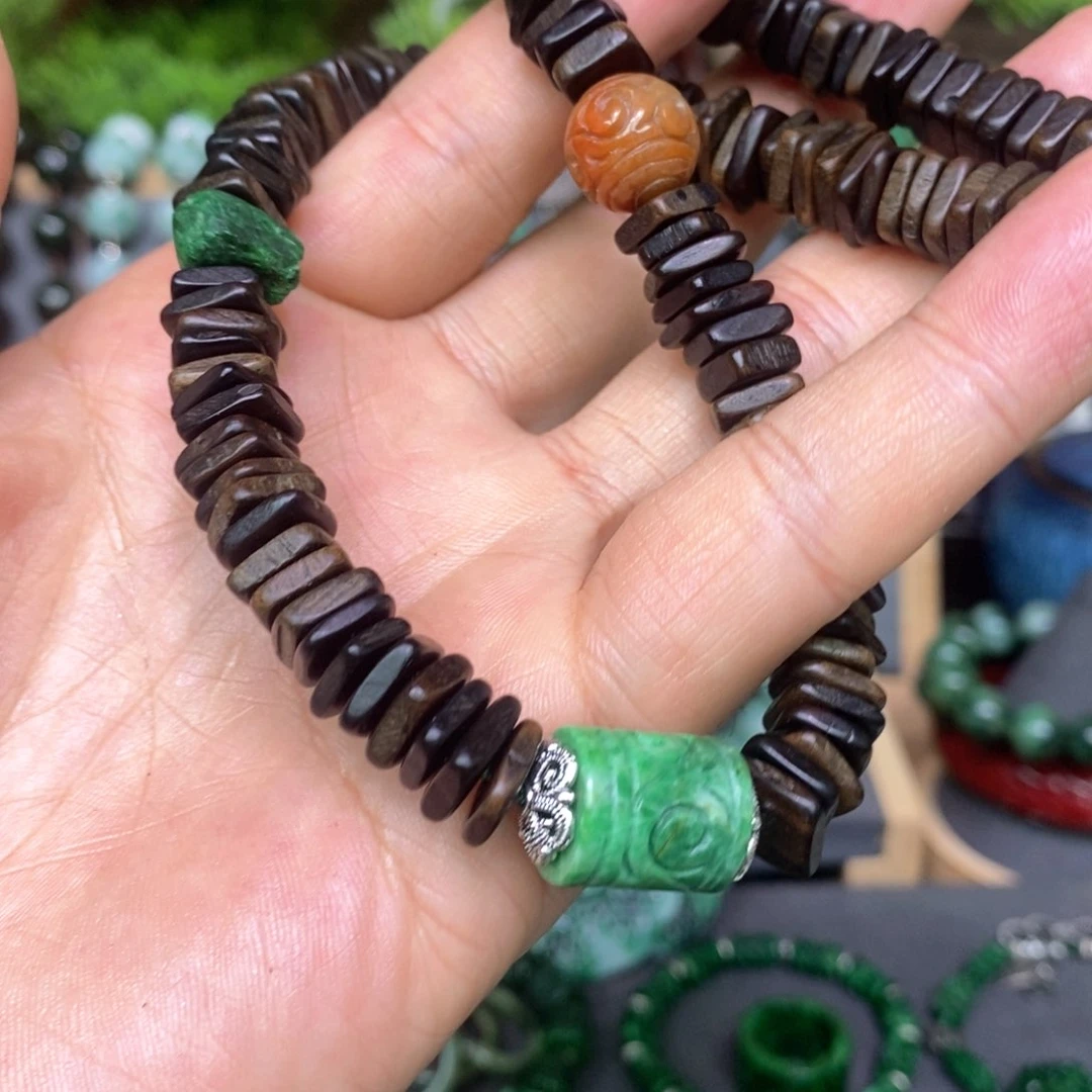 翡翠颈饰未镶嵌漂亮美眉