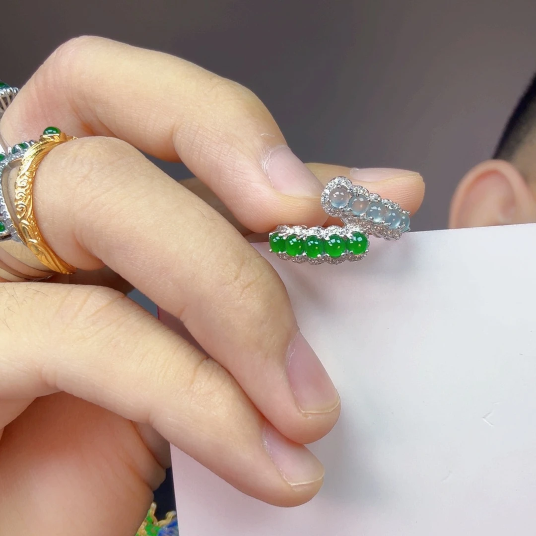 翡翠未镶嵌颈饰一件