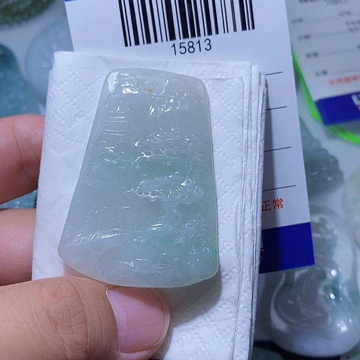 翡翠未镶嵌颈饰是