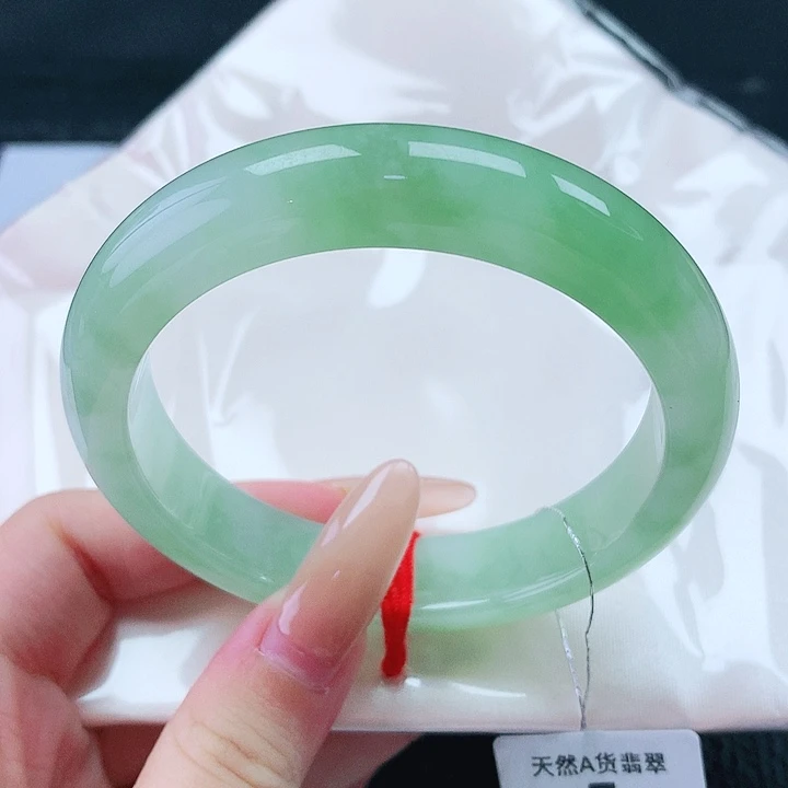 翡翠手镯未镶嵌56圈