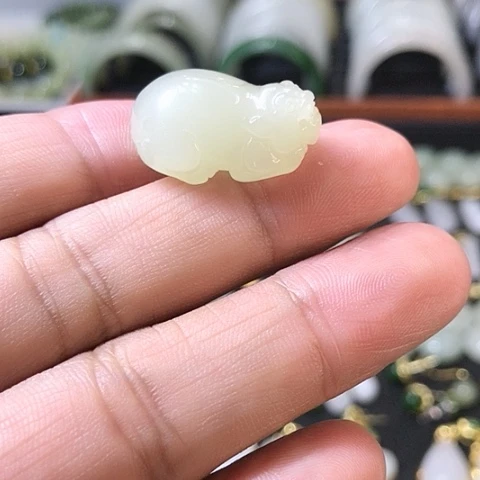 和田玉未镶嵌颈饰是**呀