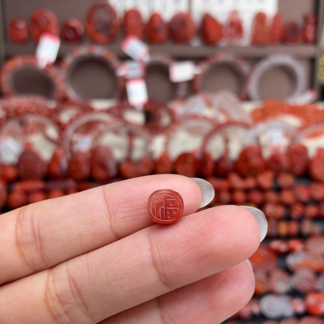 南红玛瑙未镶嵌颈饰福币