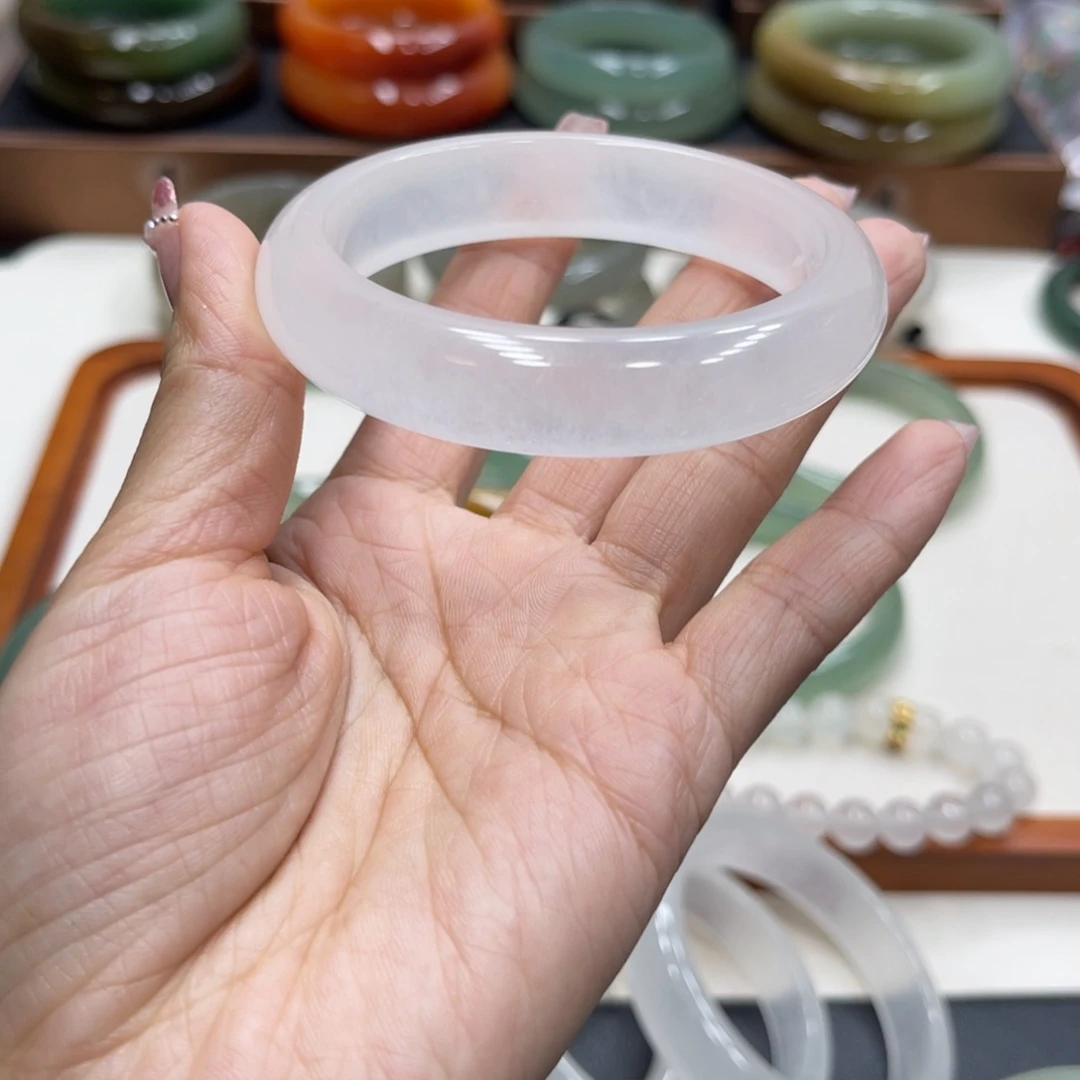 吒***儿石英岩玉未镶嵌珠宝奇石