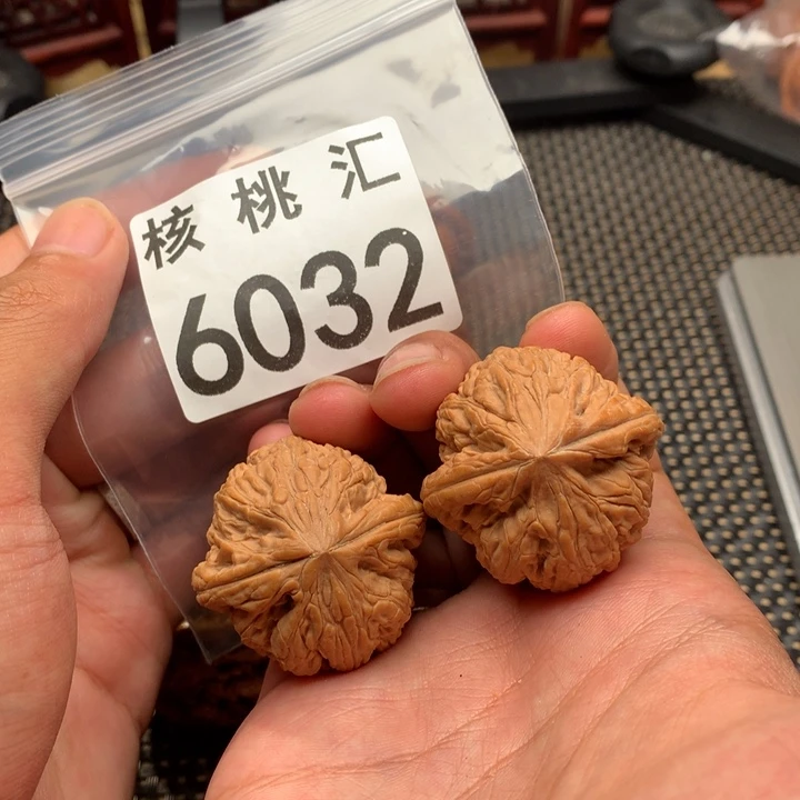 文玩核桃吊坠御尊