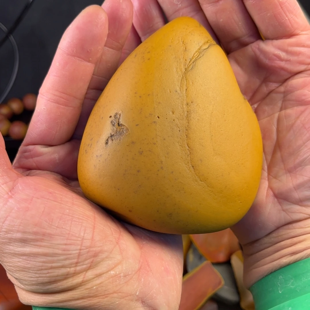 宗***迈石英质玉未镶嵌黄蜡石吊坠