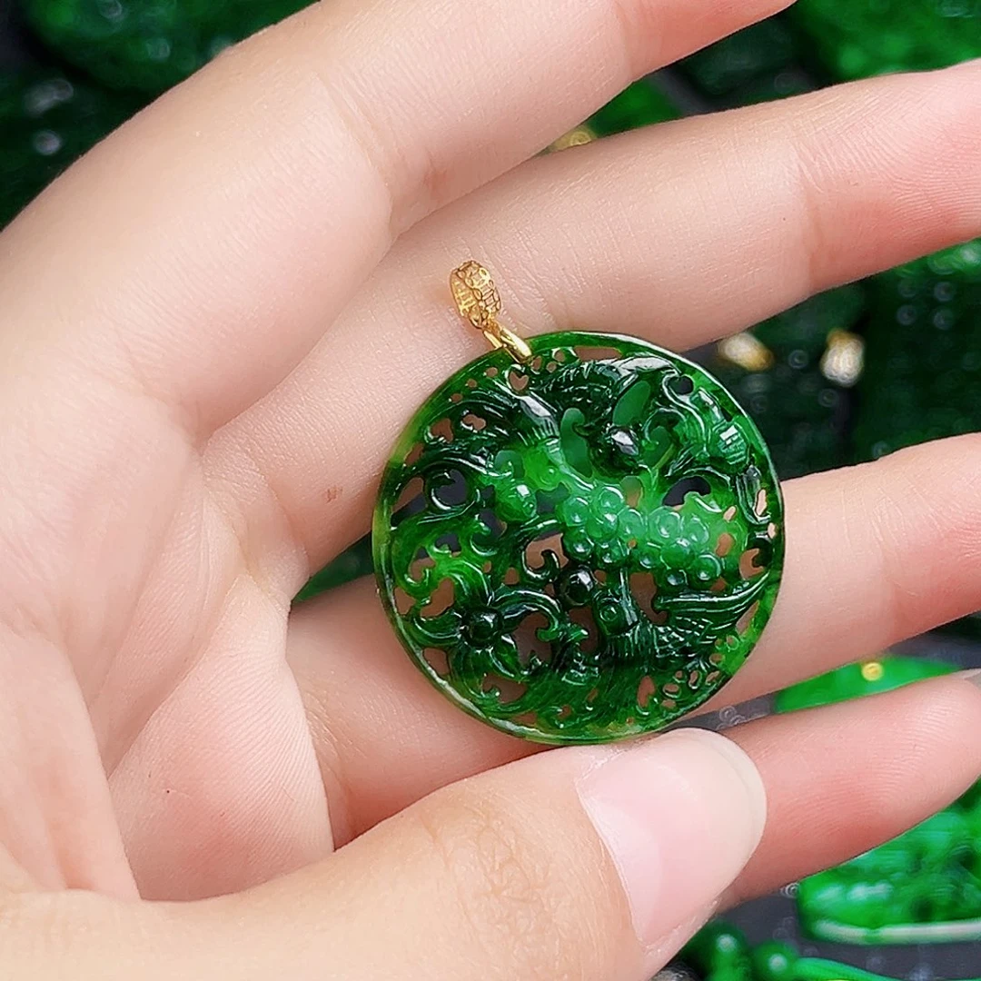 颈饰18K金镶嵌翡翠多样性