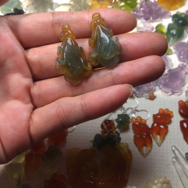 追***子蛇纹石玉未镶嵌耳坠