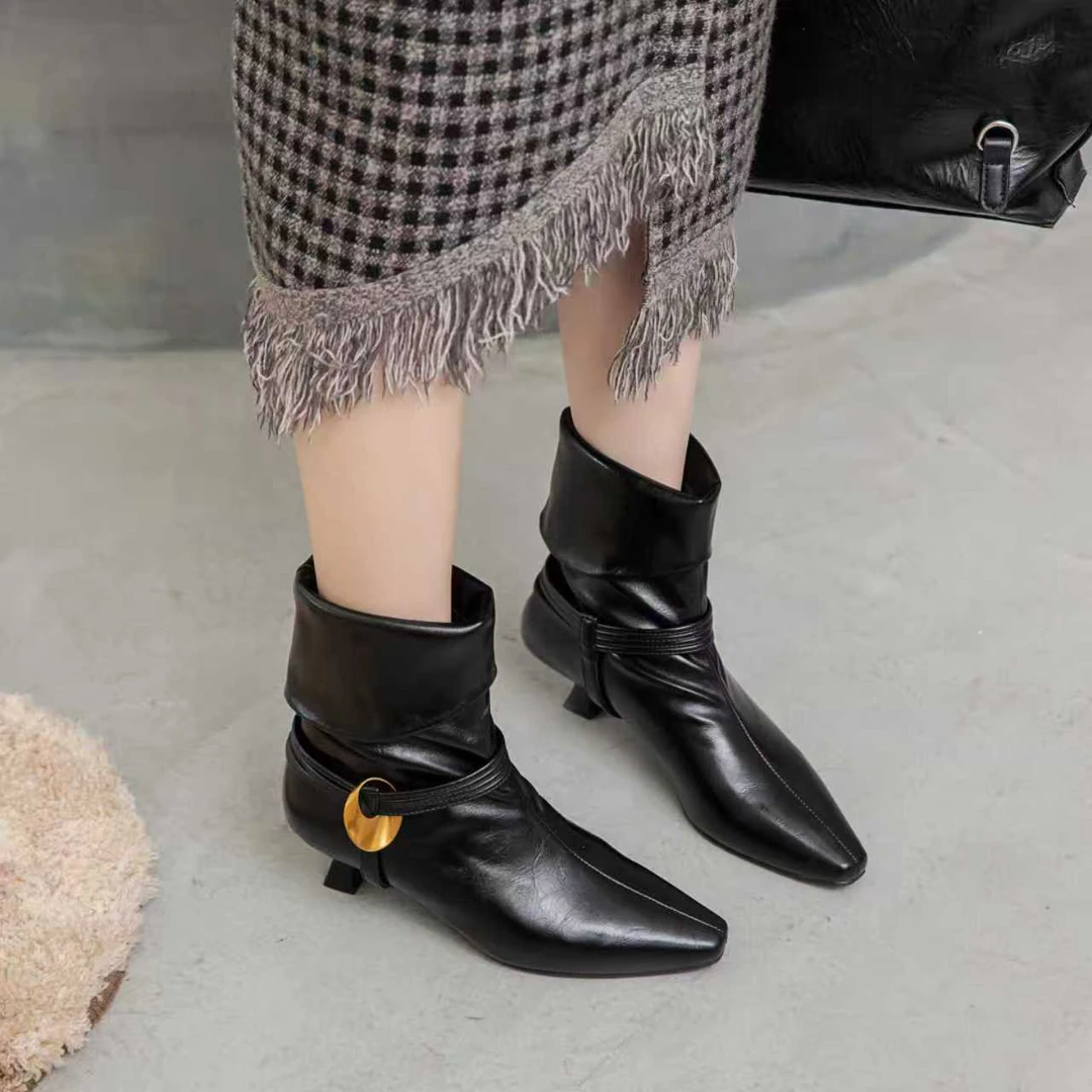 韩版尖头高跟短靴女气质百搭细跟时装靴显瘦套筒复古单靴秋冬新款