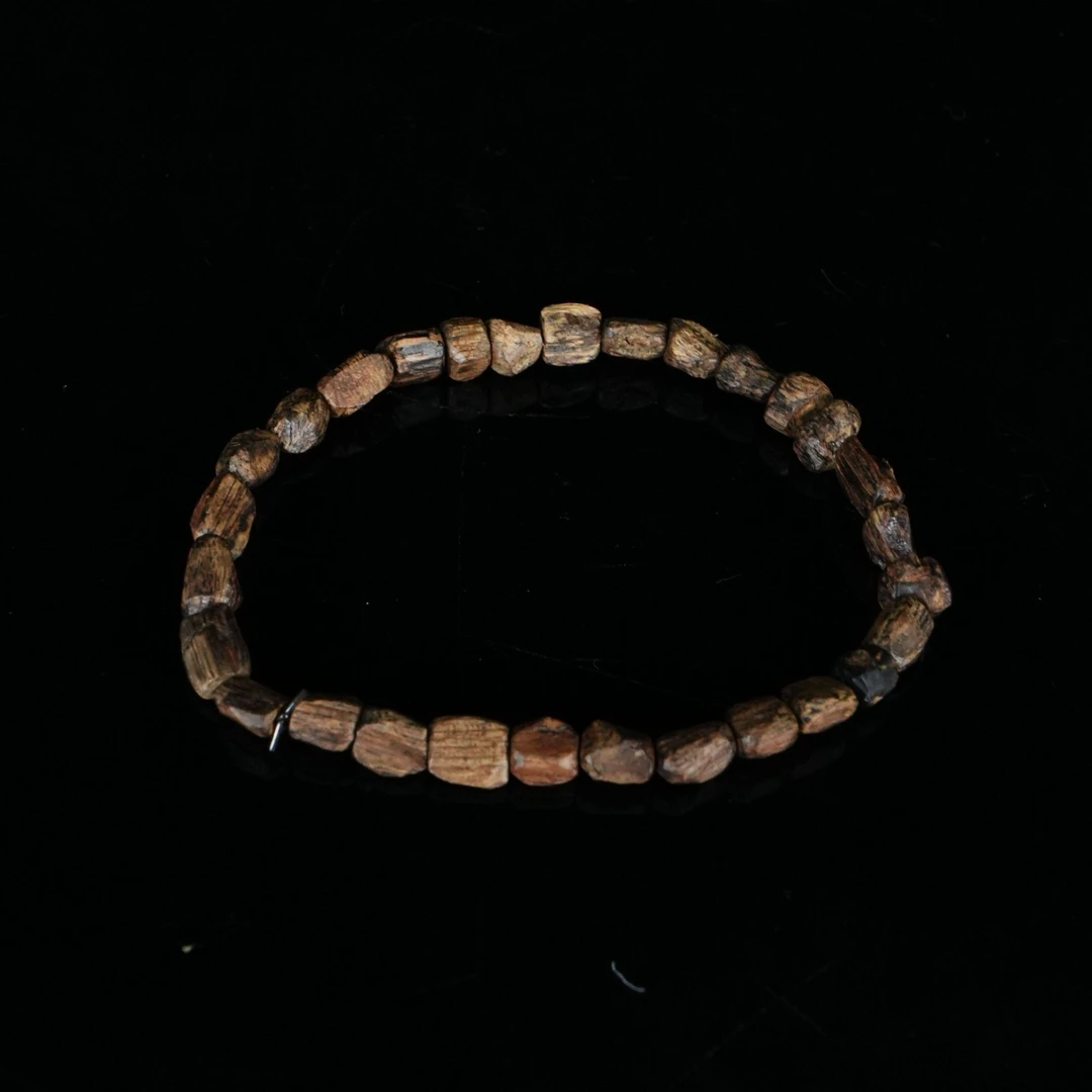 A6824 越南顺化沉香沉水随形串 /  2.68g