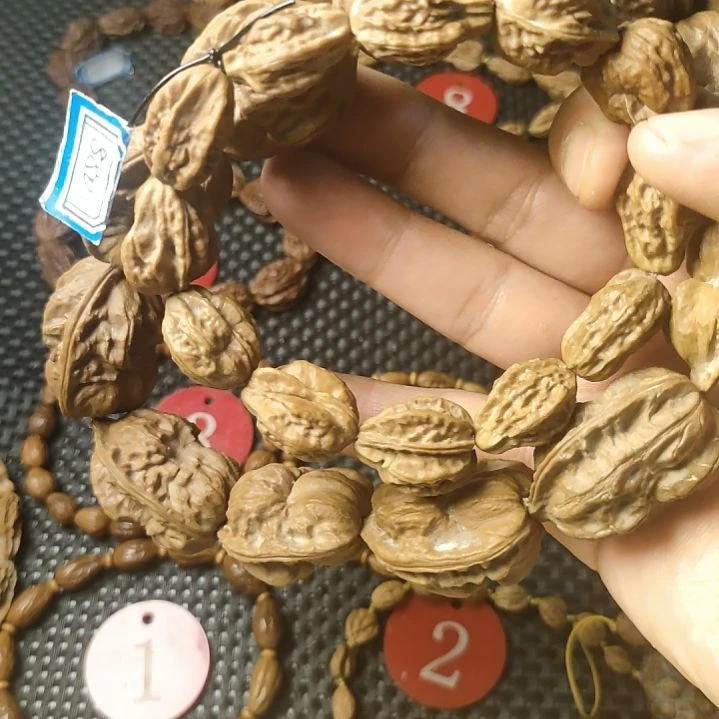 桃核吊坠?**哥来赫，钱袋+鬼脸