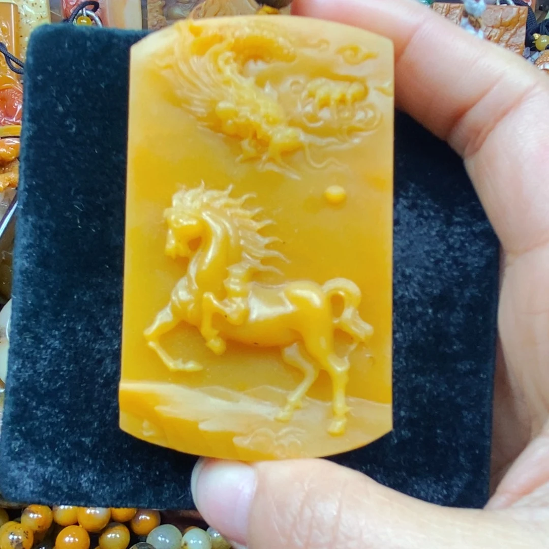 未镶嵌石英质玉（黄龙玉）颈饰