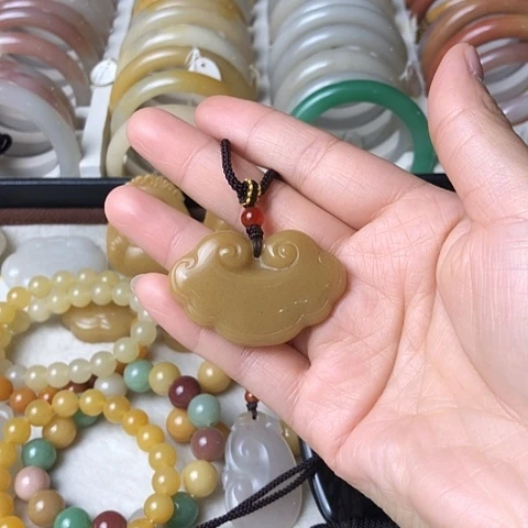 石英质玉未镶嵌颈饰