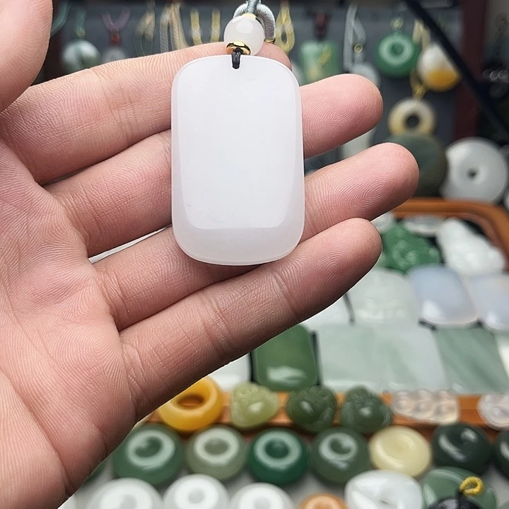 石英质玉（金丝玉）未镶嵌颈饰