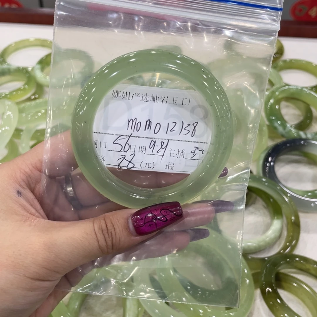 未镶嵌蛇纹石玉手镯m****8