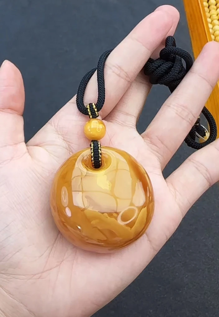 【齐福珠宝】原矿蜜蜡公主扣吊坠