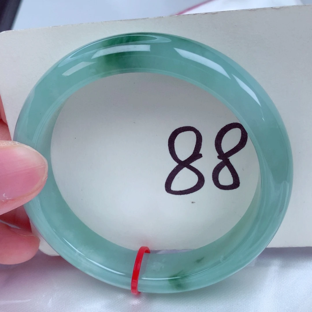 翡翠手镯未镶嵌翡翠