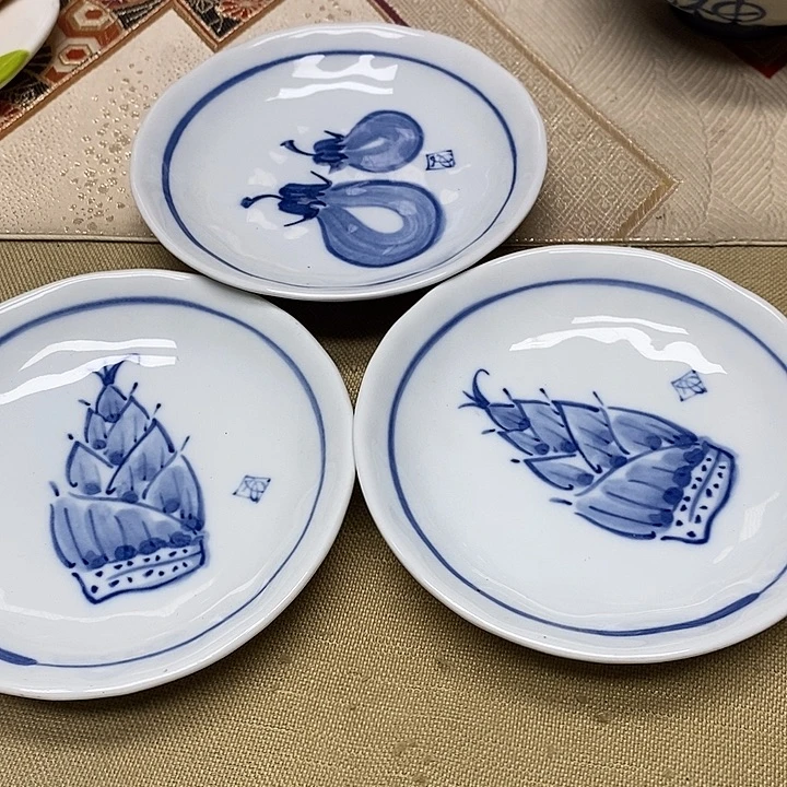 茶壶紫砂杯子和一大包纸一袋装在