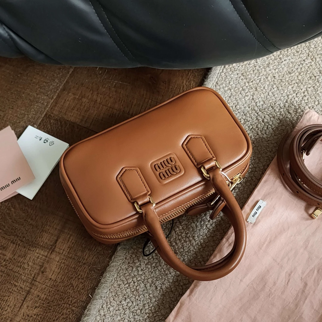 99新 MIU MIU/缪缪 干邑色arcadie mini保龄球手提斜挎包38863