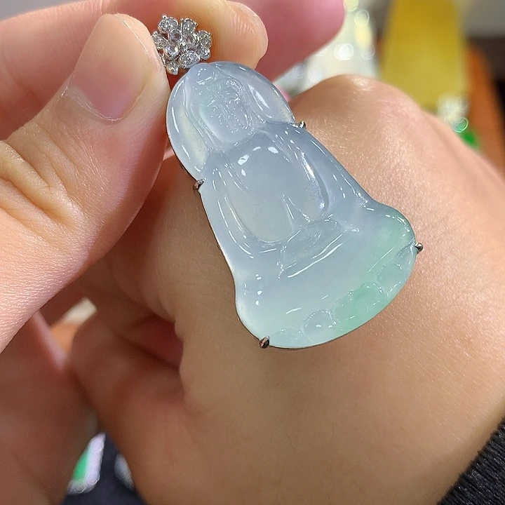 翡翠18K金镶嵌颈饰观音